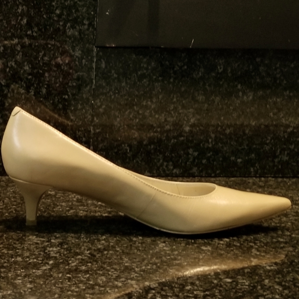 Nine West Izabela Kitten Heel Pump size 6.5M
